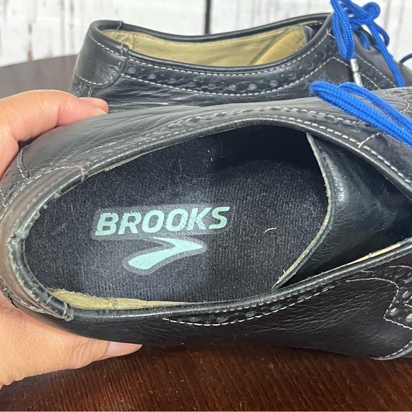 BROOKS Men\'s Black Leather Sneakers Dressy Shoes Blue Laces 9.5 main image 5